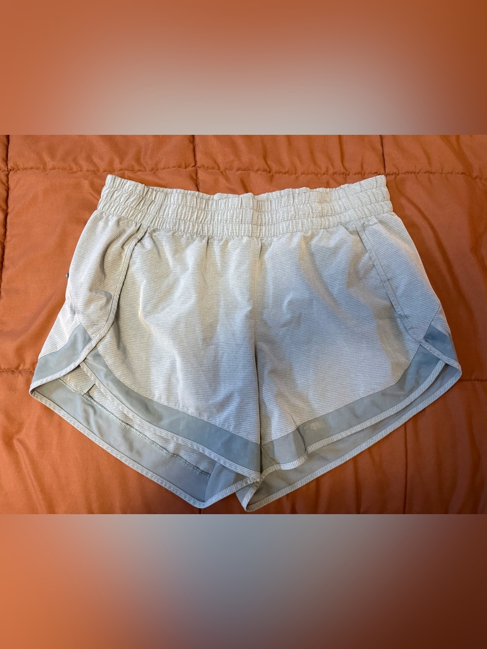 Athelta Mesh Race Run Short 4” Light Gray Women’s Shorts Size SM, SMALL STAIN